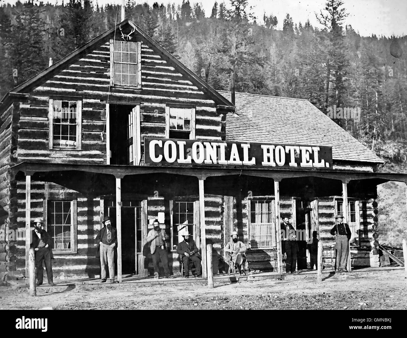 COLONIAL HOTEL at Soda Creek, British Columbia, Canada in 1868. Photo Frederick Daly  Creator: Dally, Frederick  Date Created: [1867 or 1868]  Source: Original Format: University of British Columbia. Library. Rare Books and Special Collections. Langmann Collection.  Permanent URL: http://digitalcollections.library.ubc.ca/cdm/ref/collection/langmann/id/353  Project Website:http://digitalcollections.library.ubc.ca/cdm/landingpage/collection/langmann Stock Photo