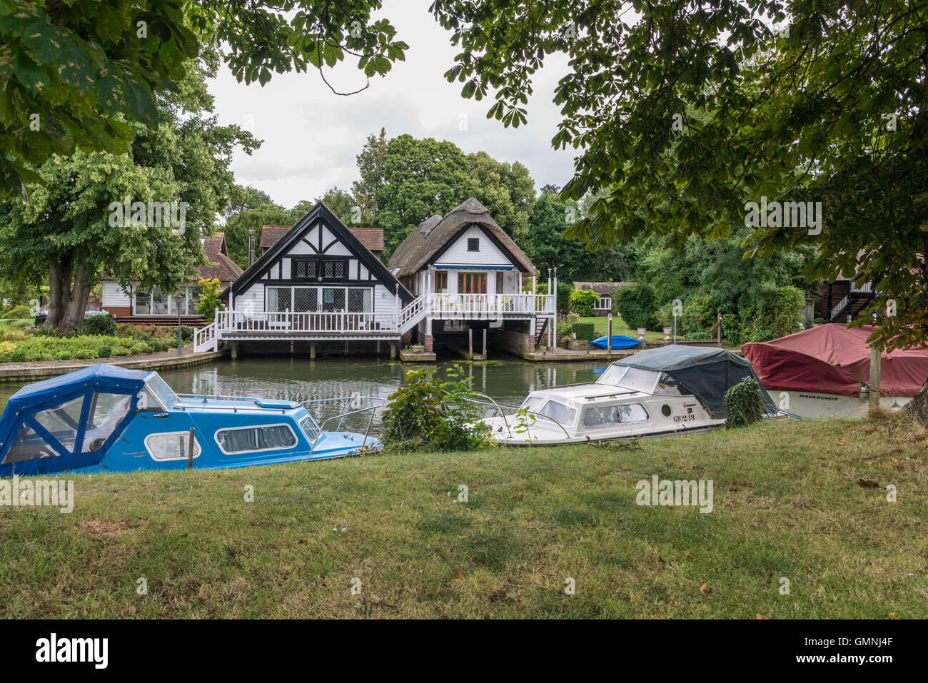Riverside houses near Goring Lock on the River Thames Stock Photo