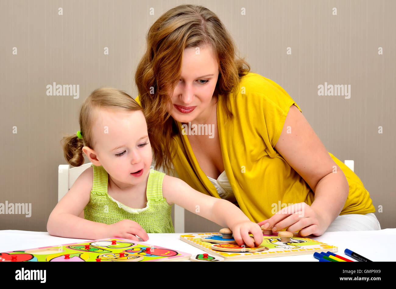 Мама играет с членом. Умнички «мама и малыш». Маленькая девочка с мамой игра. Девочка с мамой играют с бисером.