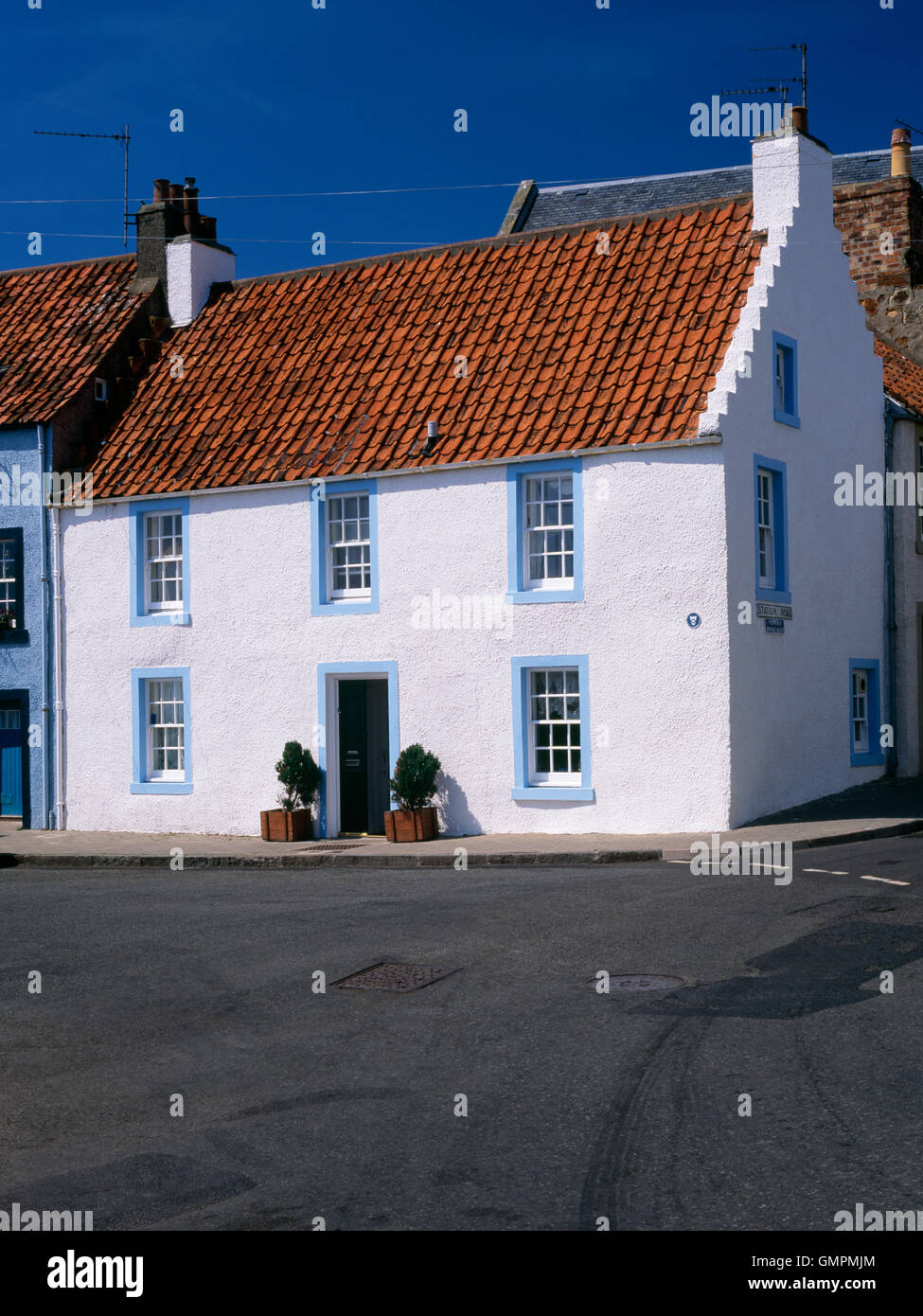 10 West Shore facing St Monance harbour demonstrates the distinctive Low Countries style seen in the fishing villages of NE Fife Stock Photo