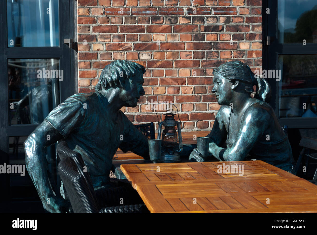 Sculpture of man and woman sitting at table in bar Stock Photo - Alamy