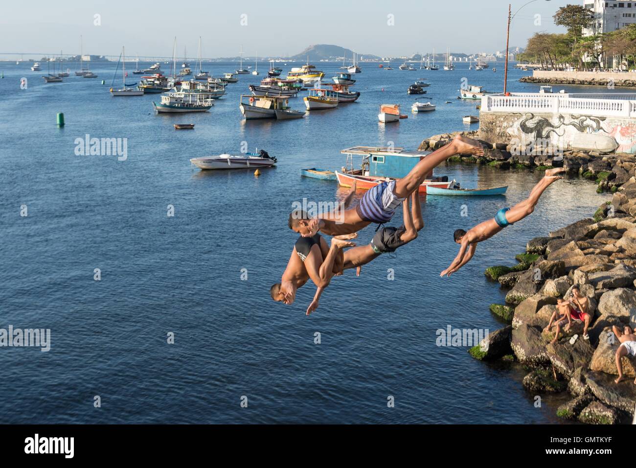 Boys diving from bridge hi-res stock photography and images - Alamy