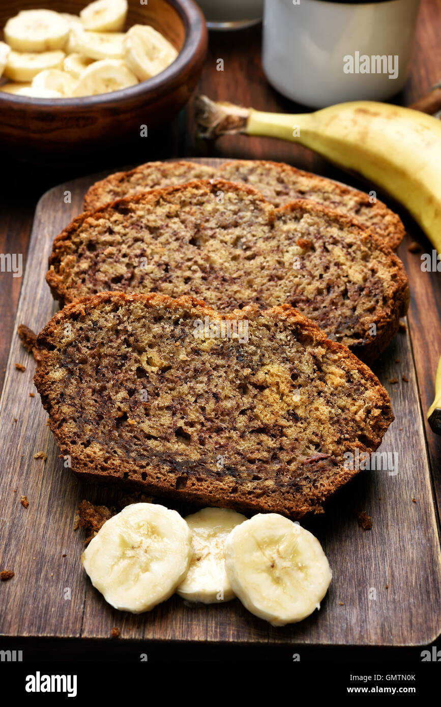 Banana bread wrapped in a tea towel – Stock photos from around the