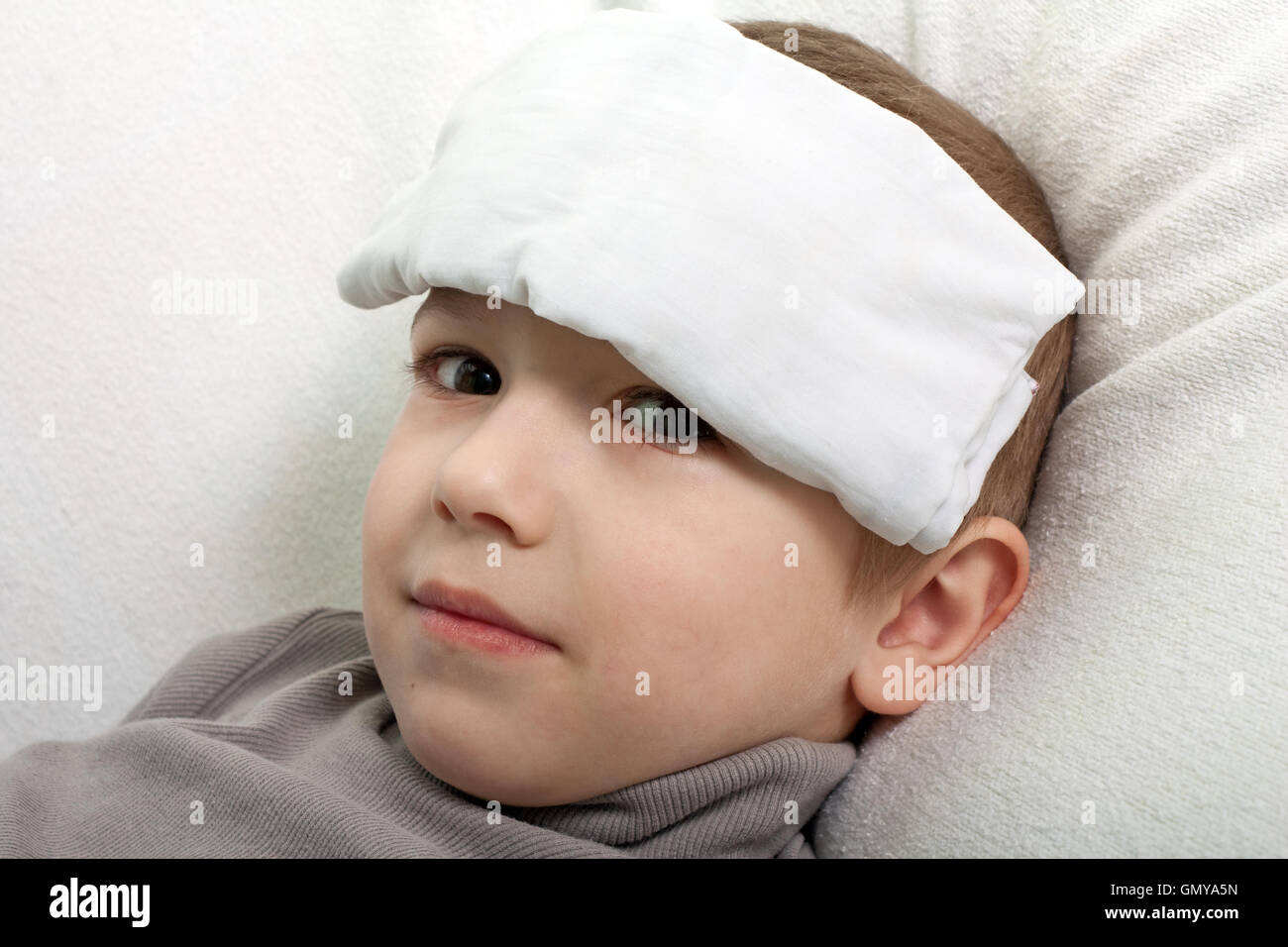 Полотенце на лоб. Холодный компресс детям на лоб. Холодный компресс на голову. Мокрое полотенце на голове.