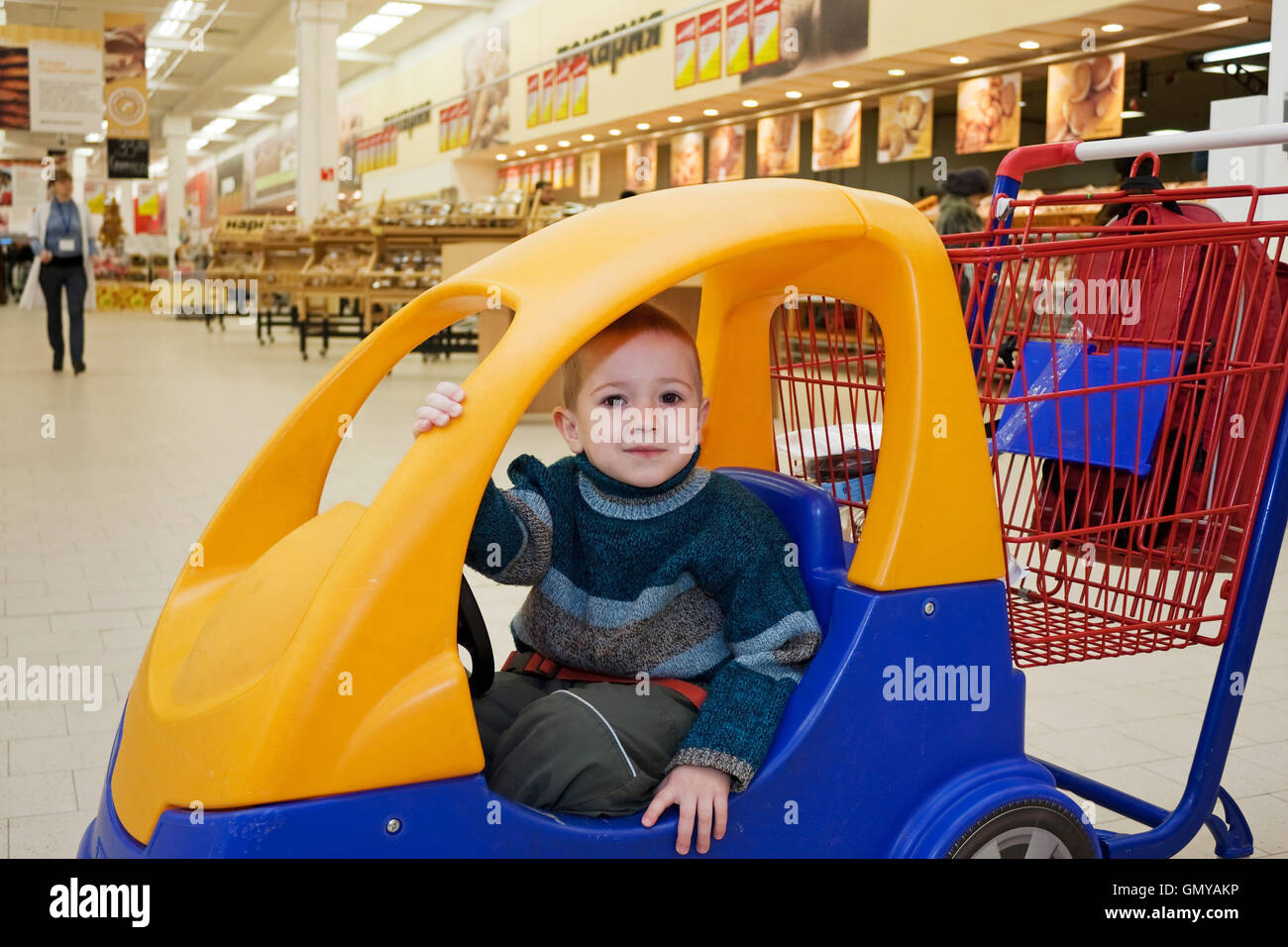 Child in shopping cart Stock Photo Alamy