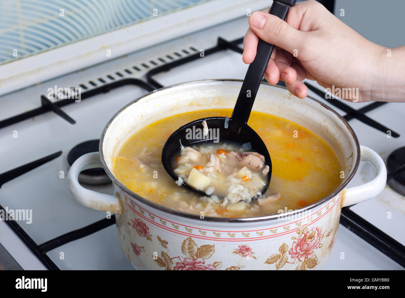 Сварить суп на воде. Суп в кастрюле. Кастрюля с едой. Щи в кастрюле. Суп на плите.