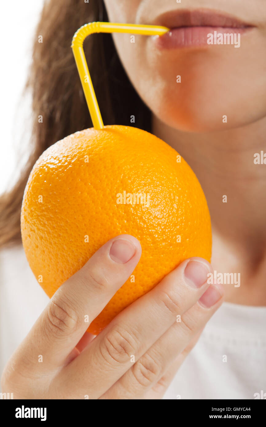 Пьет цитрус. Девушка выжимает сок. Пьет цитрус. Картинки с освежающими цитрусовыми коктейлями. Свежевыжатый апельсиновый сок.
