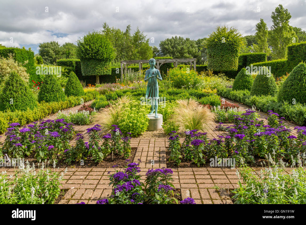 The Silent Space Garden at Waterperry containing Nathan David's sculpture 'Girl holding The Lamp of Wisdom', Oxfordshire, UK Stock Photo