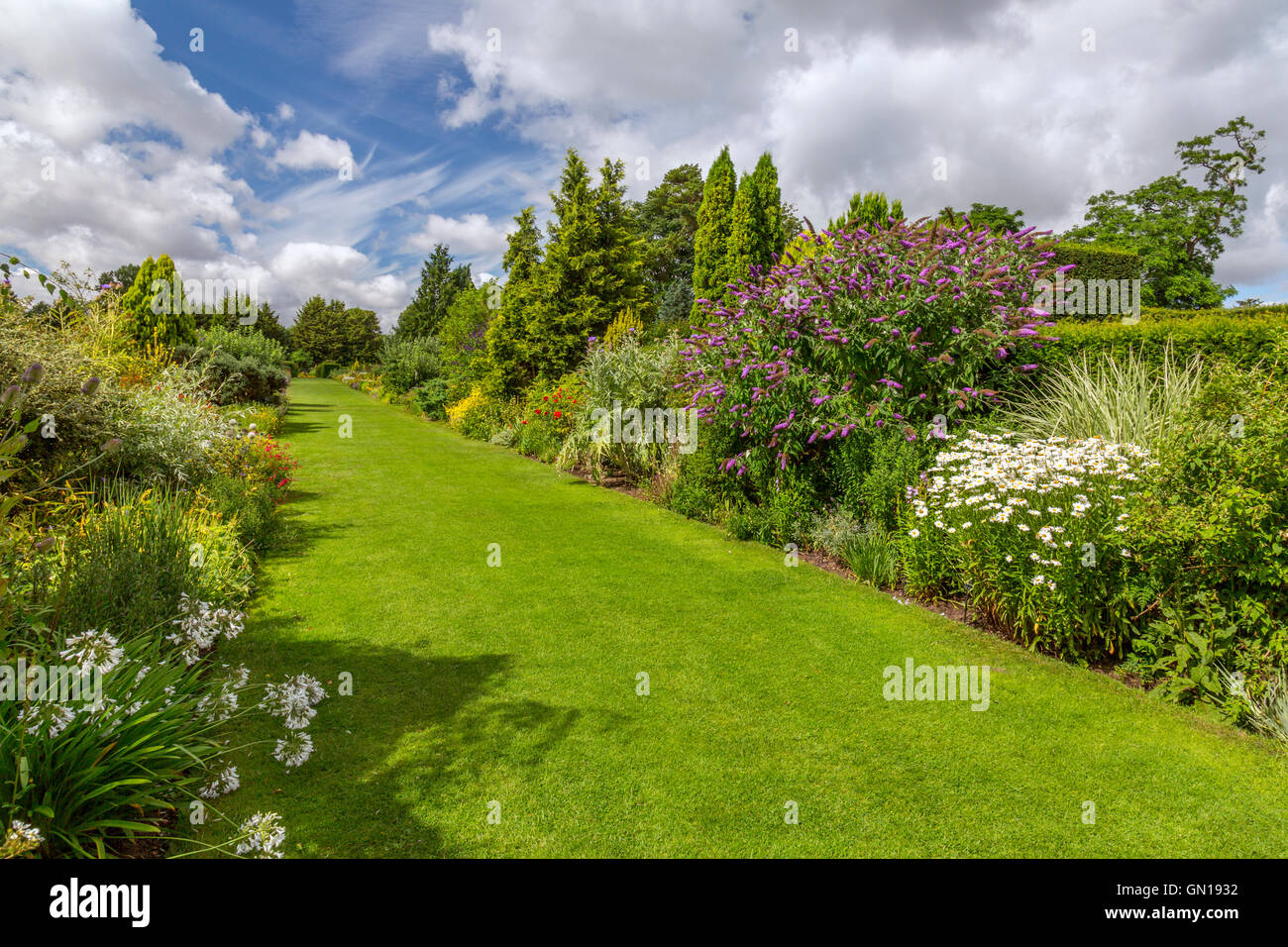 Gardens summer borders perennials hi-res stock photography and images ...
