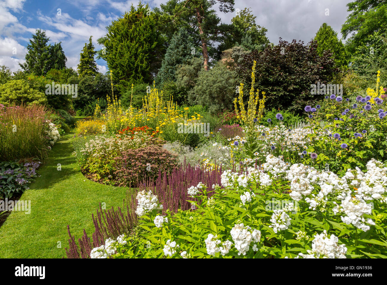 Gardens summer borders perennials hi-res stock photography and images ...