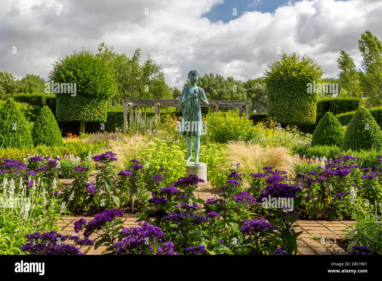 The Silent Space Garden at Waterperry containing Nathan David's sculpture 'Girl holding The Lamp of Wisdom', Oxfordshire, UK Stock Photo