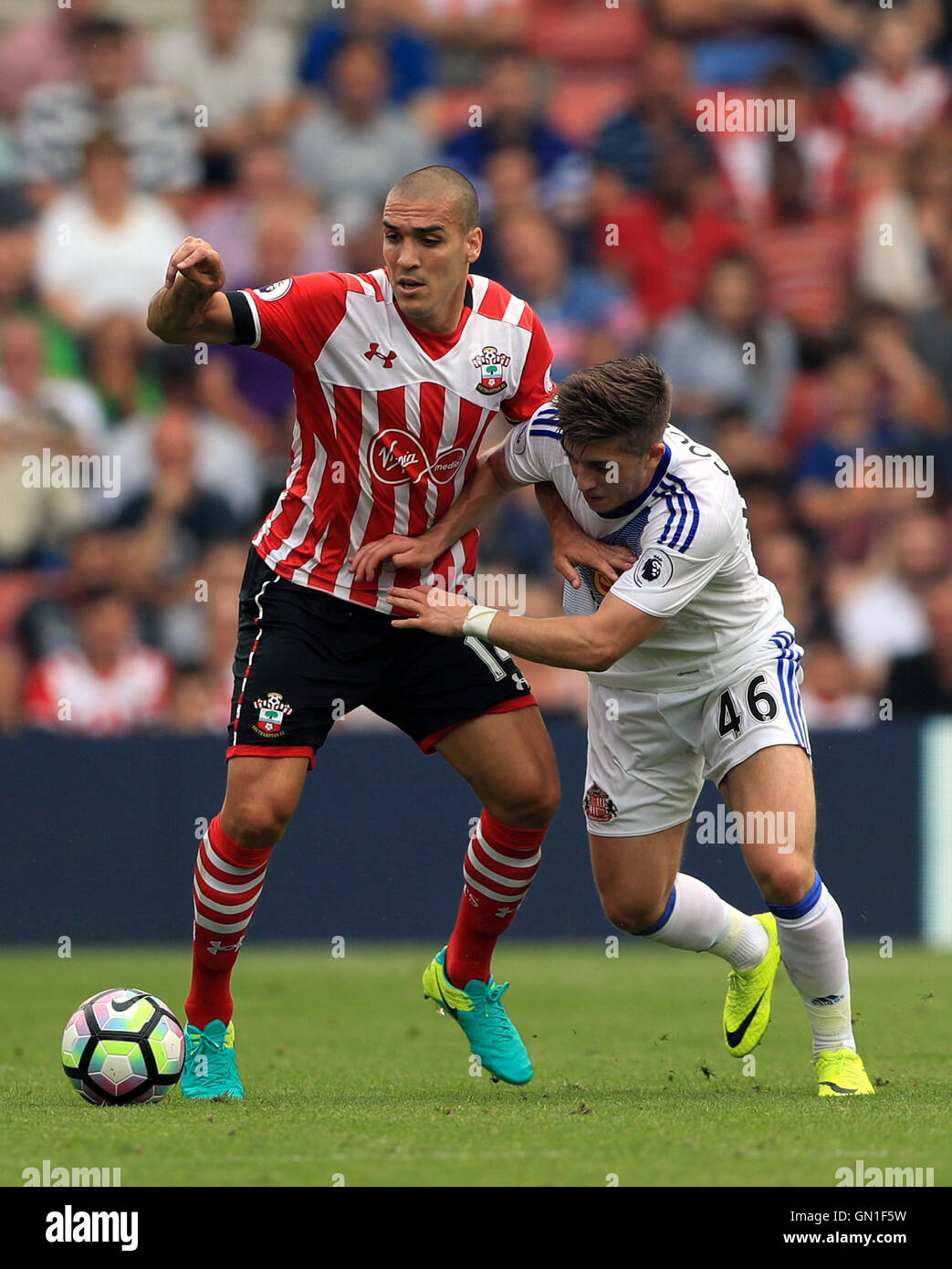 Southampton's Oriol Romeu (left) and Sunderland's Lynden Gooch battle for the ball during the Premier League match at St Mary's Stadium, Southampton. Stock Photo