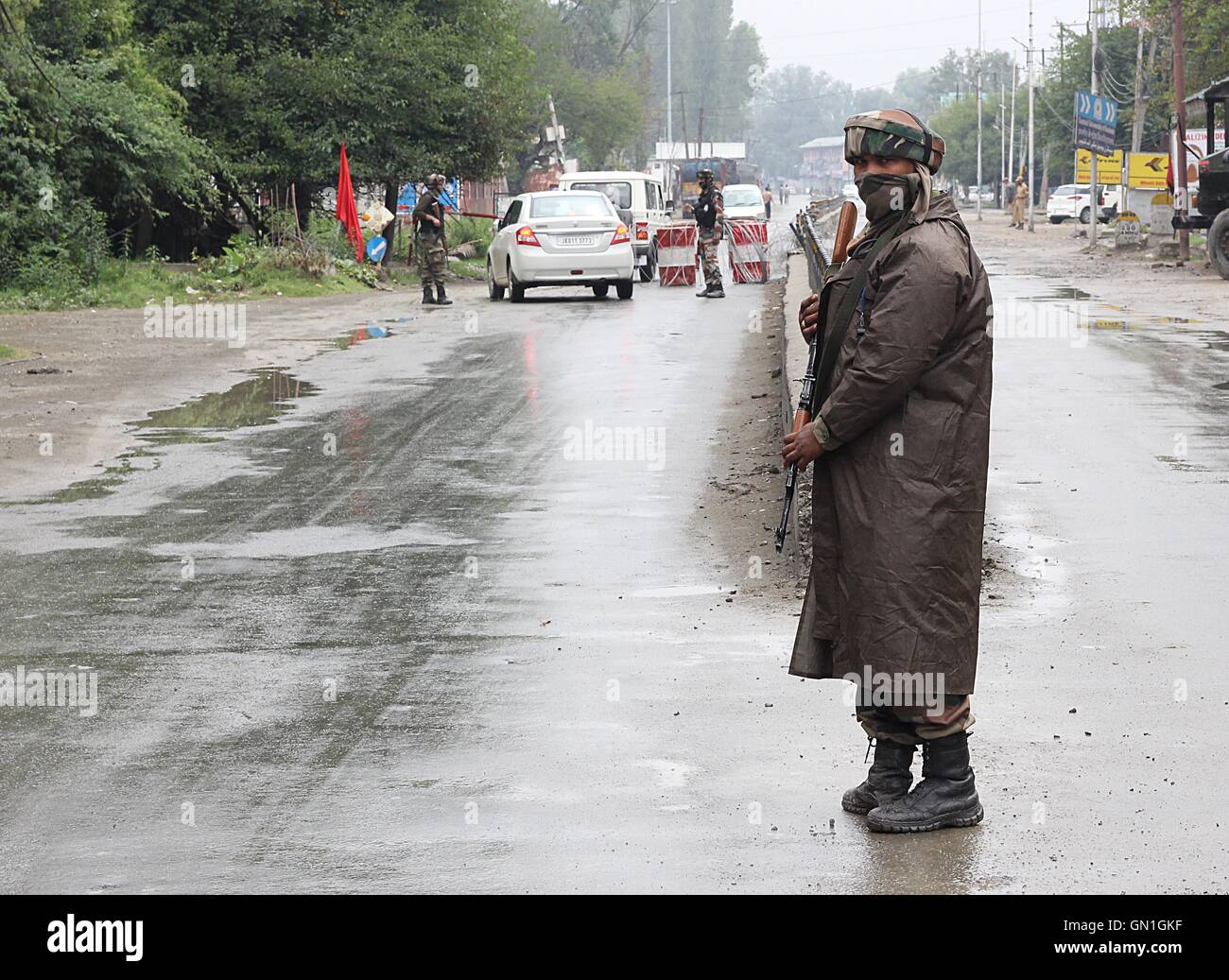 India. 27th Aug 2016. An Indian army stands alert in Srinagar the summer capital of Indian controlled Kashmir. Earlier joint leadership of separatists had asked people to march towards the Badami Bagh