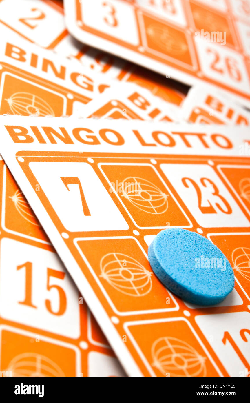 bingo cards and markers Stock Photo Alamy