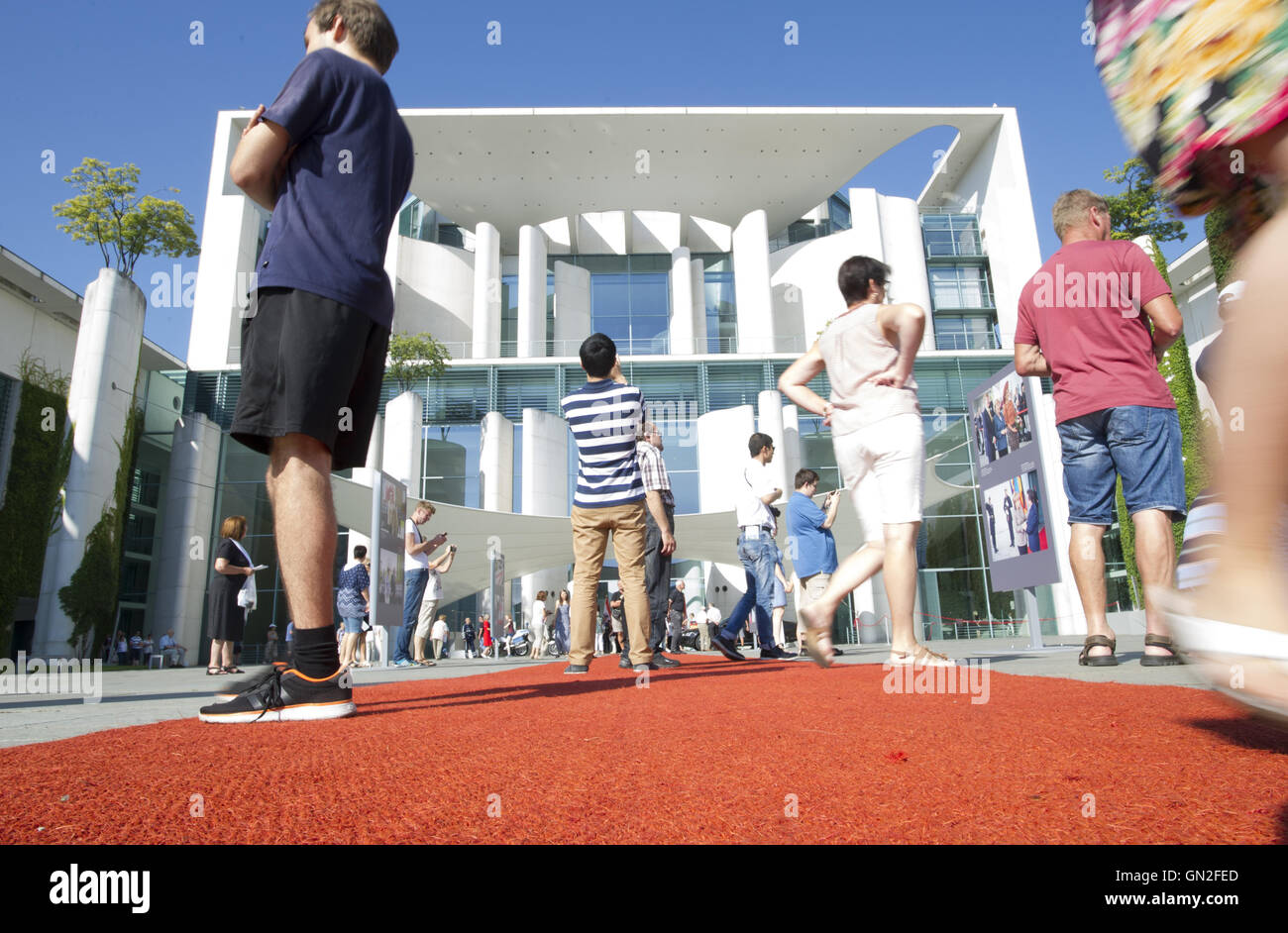 Berlin, Germany. 27th Aug, 2016. Visitors walk across the red carpet in front of the federal chancellery during the open day of the German government in Berlin, Germany, 27 August 2016. Photo: Paul Zinken/dpa/Alamy Live News Stock Photo