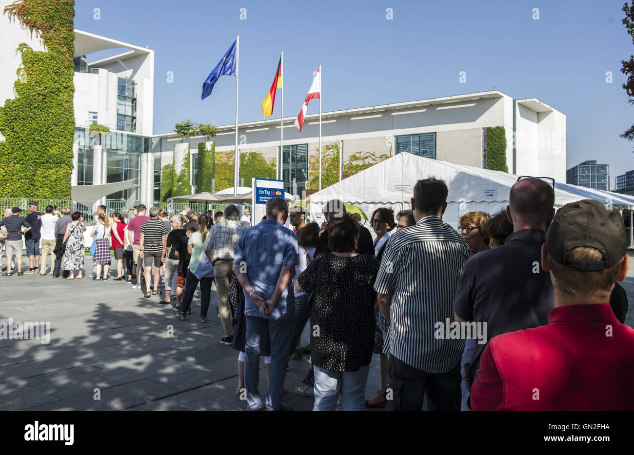 Berlin, Germany. 27th Aug, 2016. Visitors queue up in front of the federal chancellery during the open day of the German government in Berlin, Germany, 27 August 2016. Photo: Paul Zinken/dpa/Alamy Live News Stock Photo