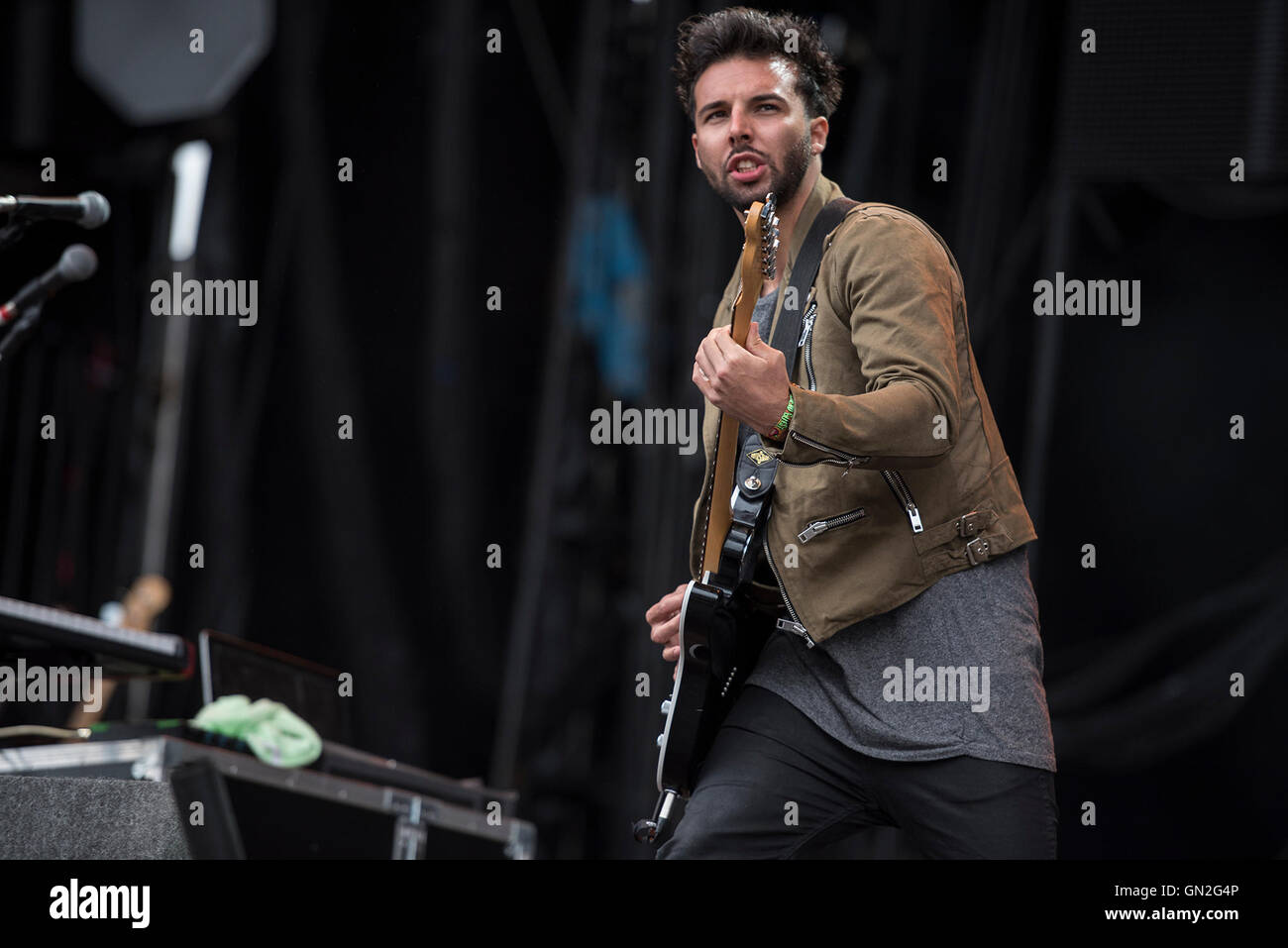 Leeds, UK. 27th August 2016. Conor Mason, Joe Langridge-Brown, Dom Craik, Philip Blake and James Price of Nothing But Thieves perform on the main stage at Leeds Festival 2016, 27/08/2016 Credit:  Gary Mather/Alamy Live News Stock Photo