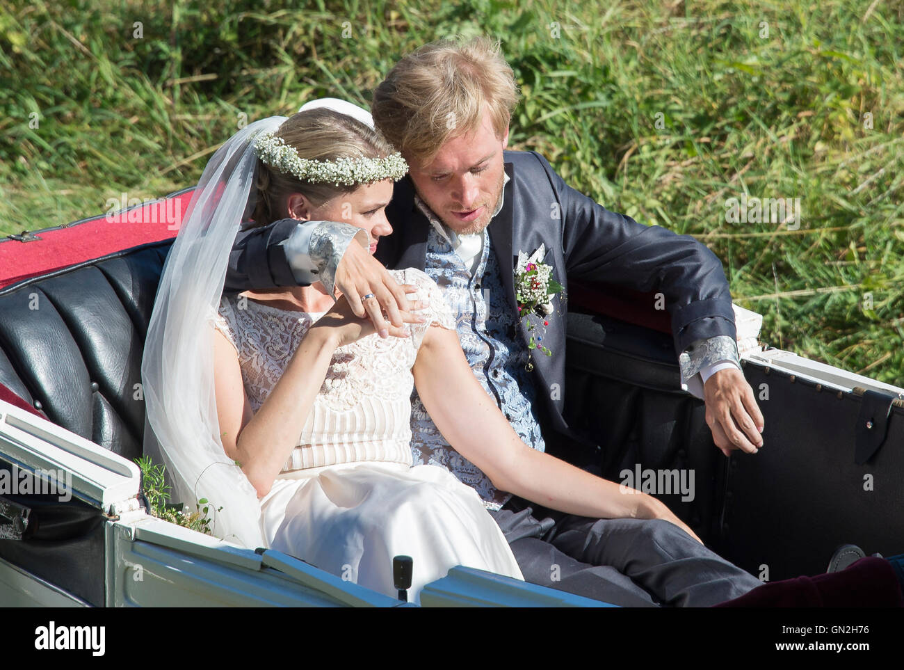 Mappach, Germany. 27th Aug, 2016. Actress Sarah Elena Timpe (l) and her  husband Samuel Koch driving in a horse carriage after their church wedding  in Mappach, Germany, 27 August 2016. PHOTO: DANIEL