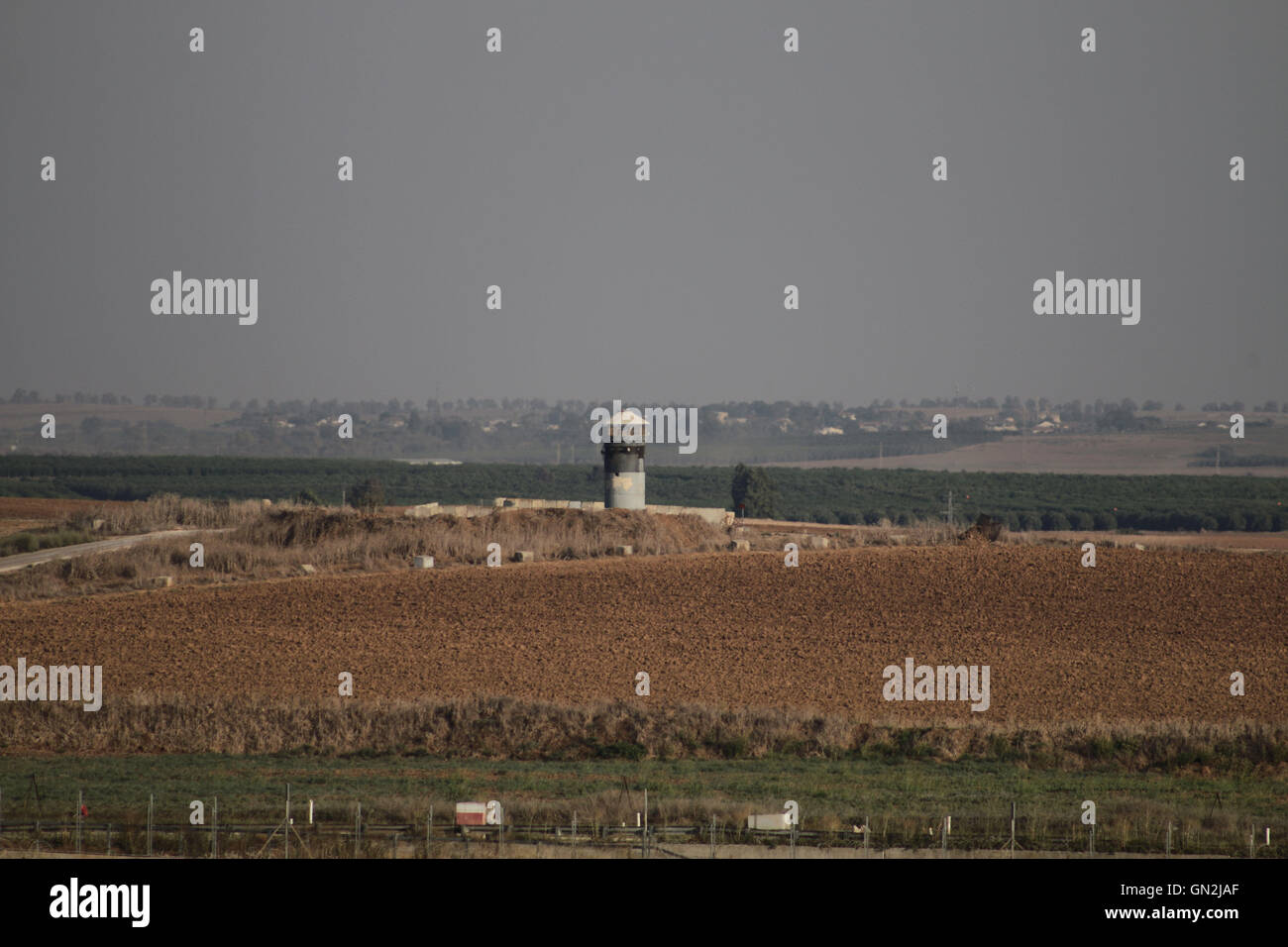 Jabalia, The Gaza Strip, Palestine. 26th Aug, 2016. General view for Israeli watchtower east Jabalia refugee camp northern Gaza. © Ahmad Al Sharatha/Quds Net News/ZUMA Wire/Alamy Live News Stock Photo