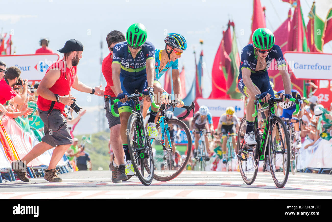 La Camperona, Spain. 27th August, 2016. Esteban Chaves and Simon Yates (Orica - Bikeexchange) finish the 8th stage of cycling race ‘La Vuelta a España’ (Tour of Spain) between Villalpando and Climb of La Camperona on August 27, 2016 in Leon, Spain. Credit: David Gato/Alamy Live News Stock Photo