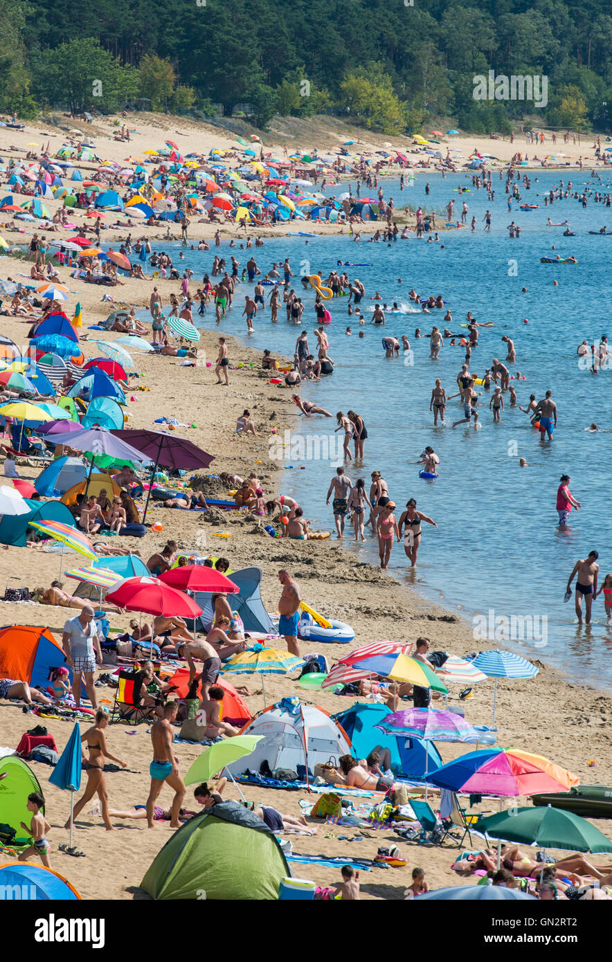 Helenesee at Frankfurt, Germany. 28th August, 2016. A crowded beach area can be seen on the