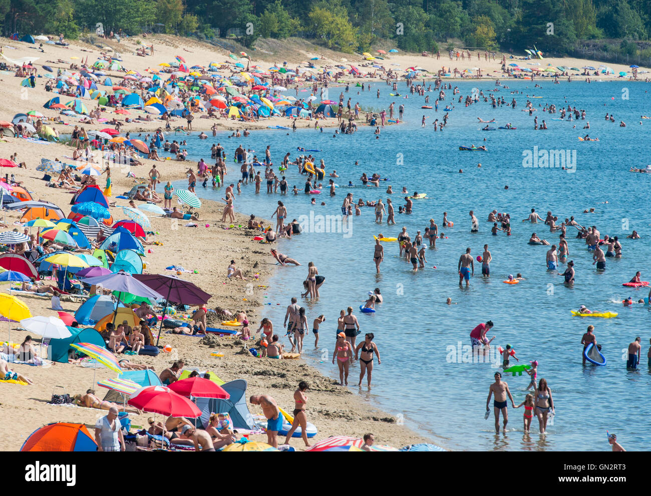 Helenesee at Frankfurt, Germany. 28th August, 2016. A crowded beach area can be seen on the