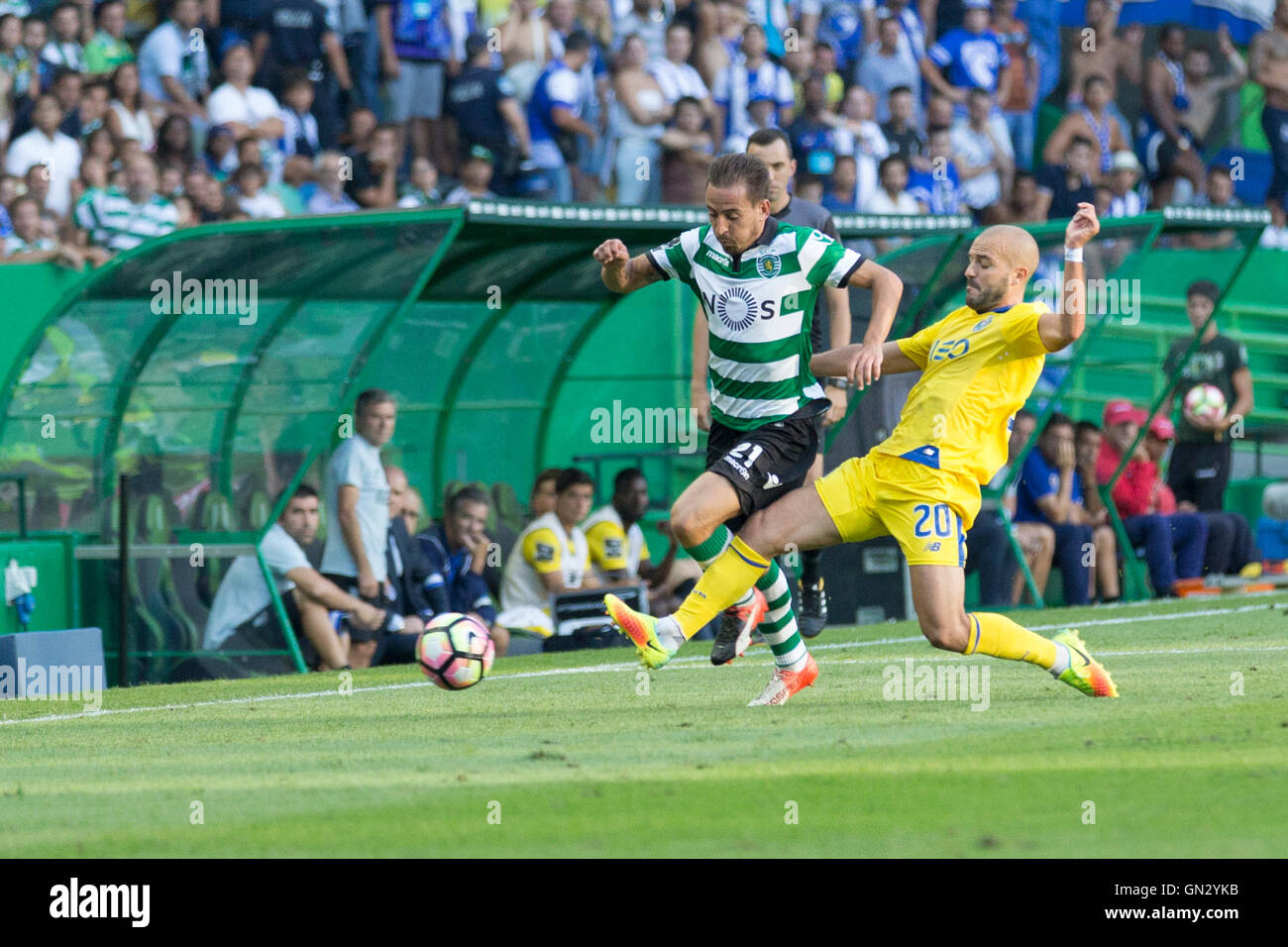 Lisbon, Portugal. 28th Aug, 2016. Sporting's Portuguese defender Joao Pereira (21) vies with Porto's Portuguese midfielder Andre Andre (20) during the game Sporting CP vs FC Porto Credit:  Alexandre de Sousa/Alamy Live News Stock Photo