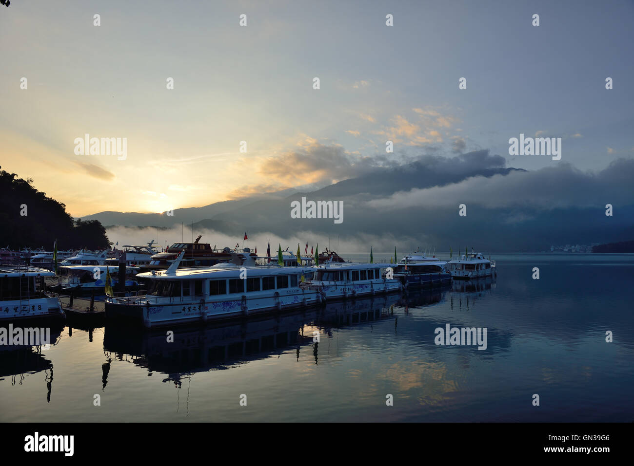 Boat Jetty Lakes Asia High Resolution Stock Photography and Images - Alamy