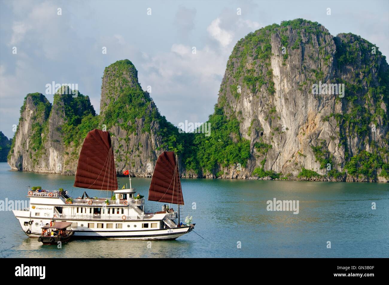 A Vietnamese Note of Two Hundred Thousand Shot Against the Limestone in Ha  Long Bay that is Printed in the Note Stock Photo - Image of halong, market:  123649000