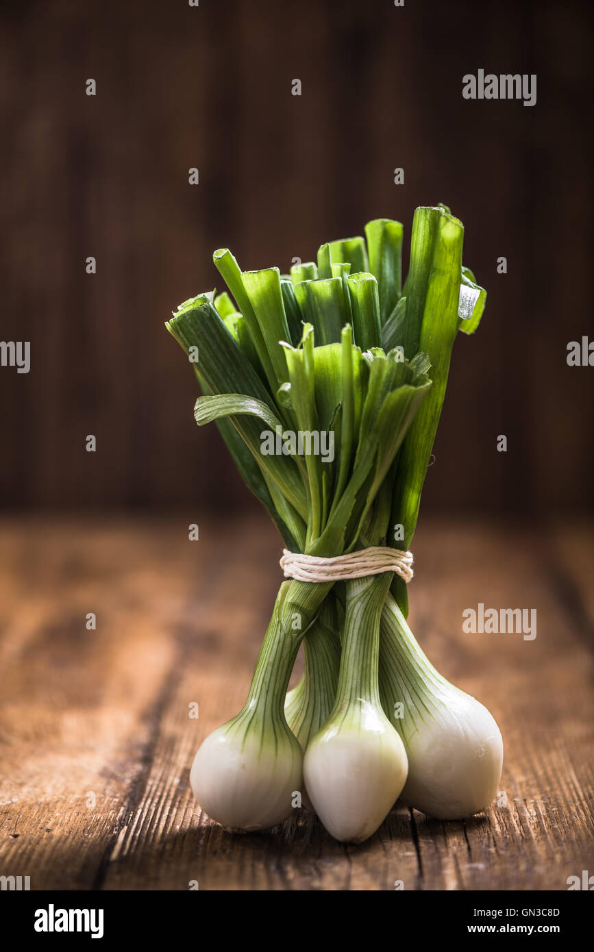 Farm fresh bunch of green onions sold at local market Stock Photo - Alamy