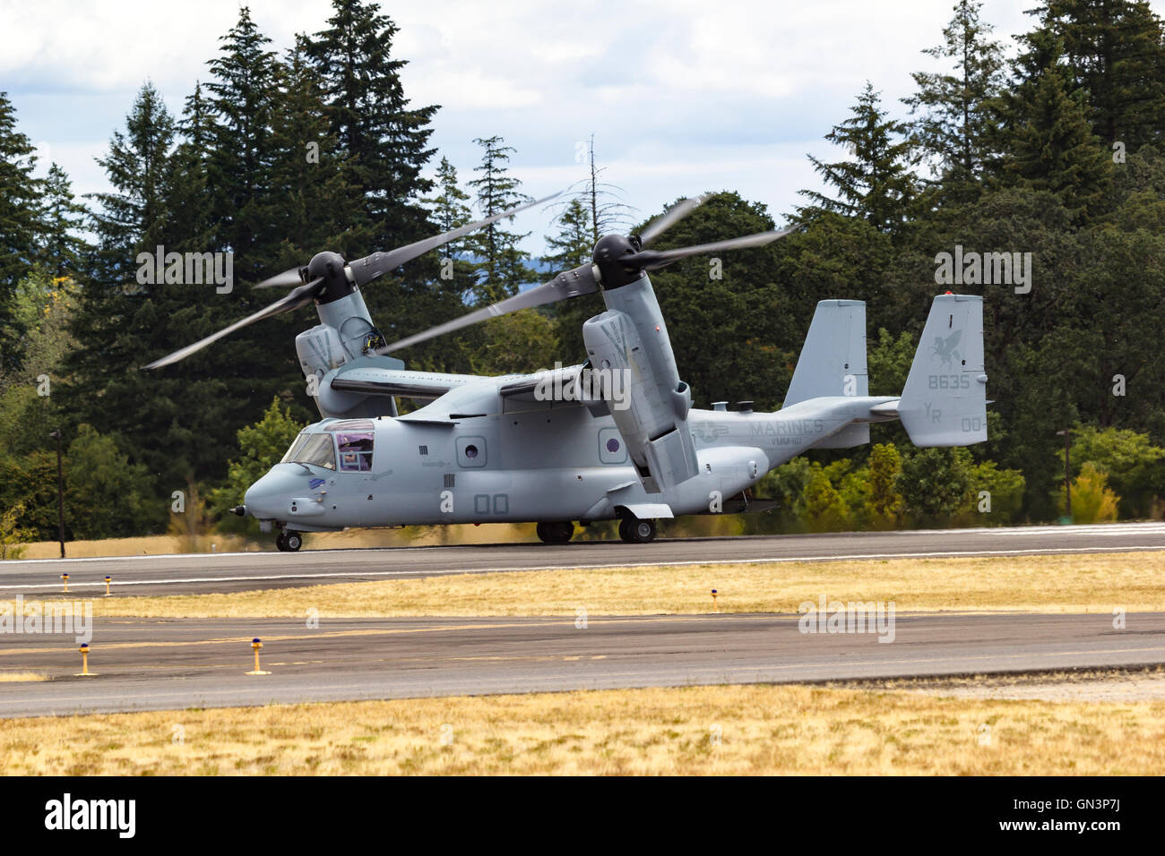 A USMC Bell V-22 Osprey of VMM-161 of the 3rd Marine Aircraft Wing prepares for flight in Hillsboro, Oregon Stock Photo