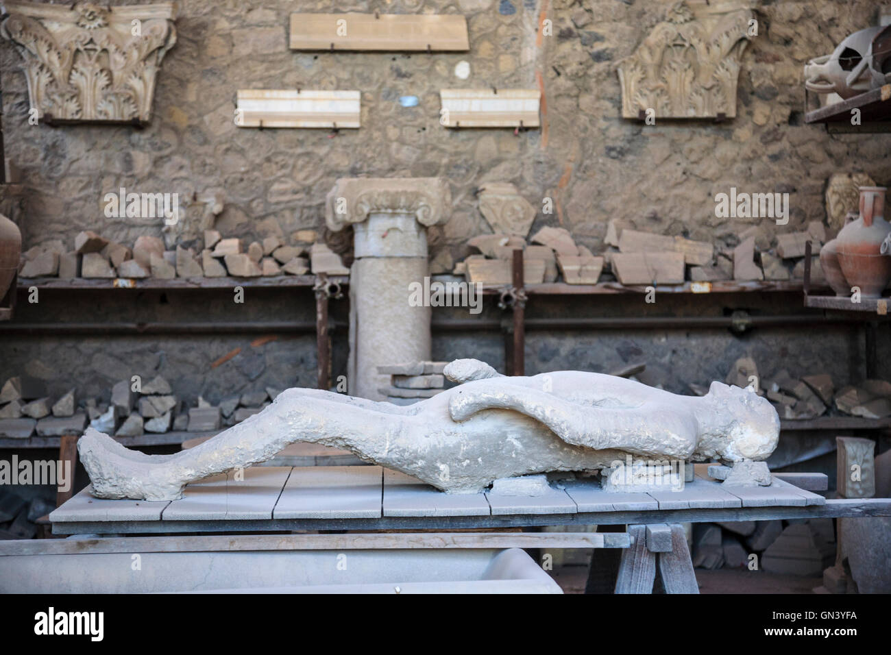 Plaster cast of a Roman buried in ash from the eruption of Vesuvius, Pompeii, Italy Stock Photo