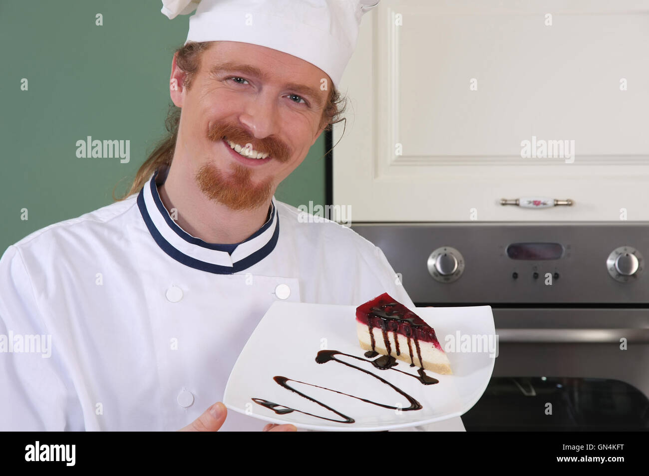 шеф-повар александр белькович. молодой шеф повар. мужчина повар с десертом. молодой шеф повар. молодой шеф кухня.