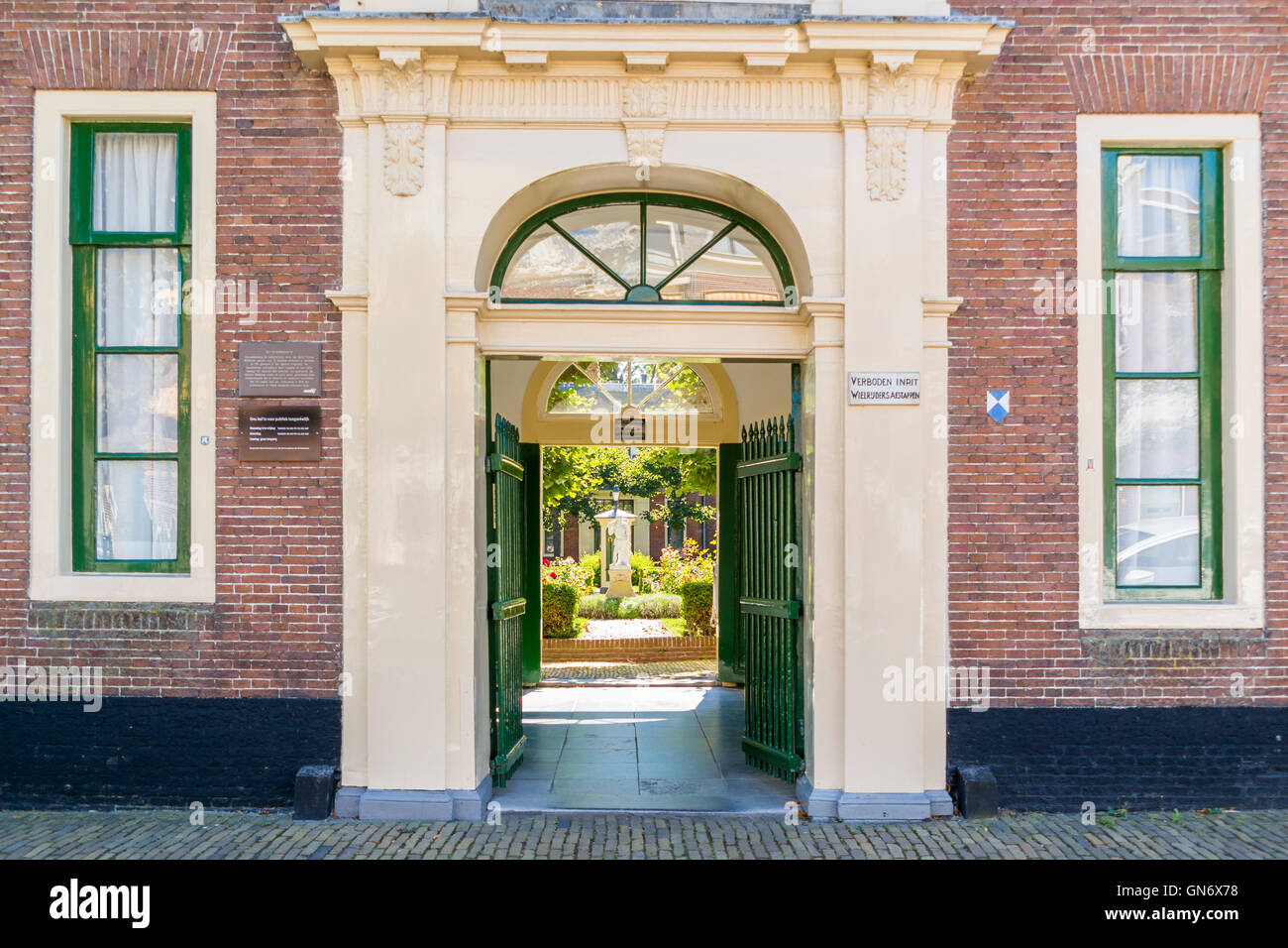 Entrance gate of courtyard Wildemanshofje in Alkmaar, North Holland, Netherlands Stock Photo