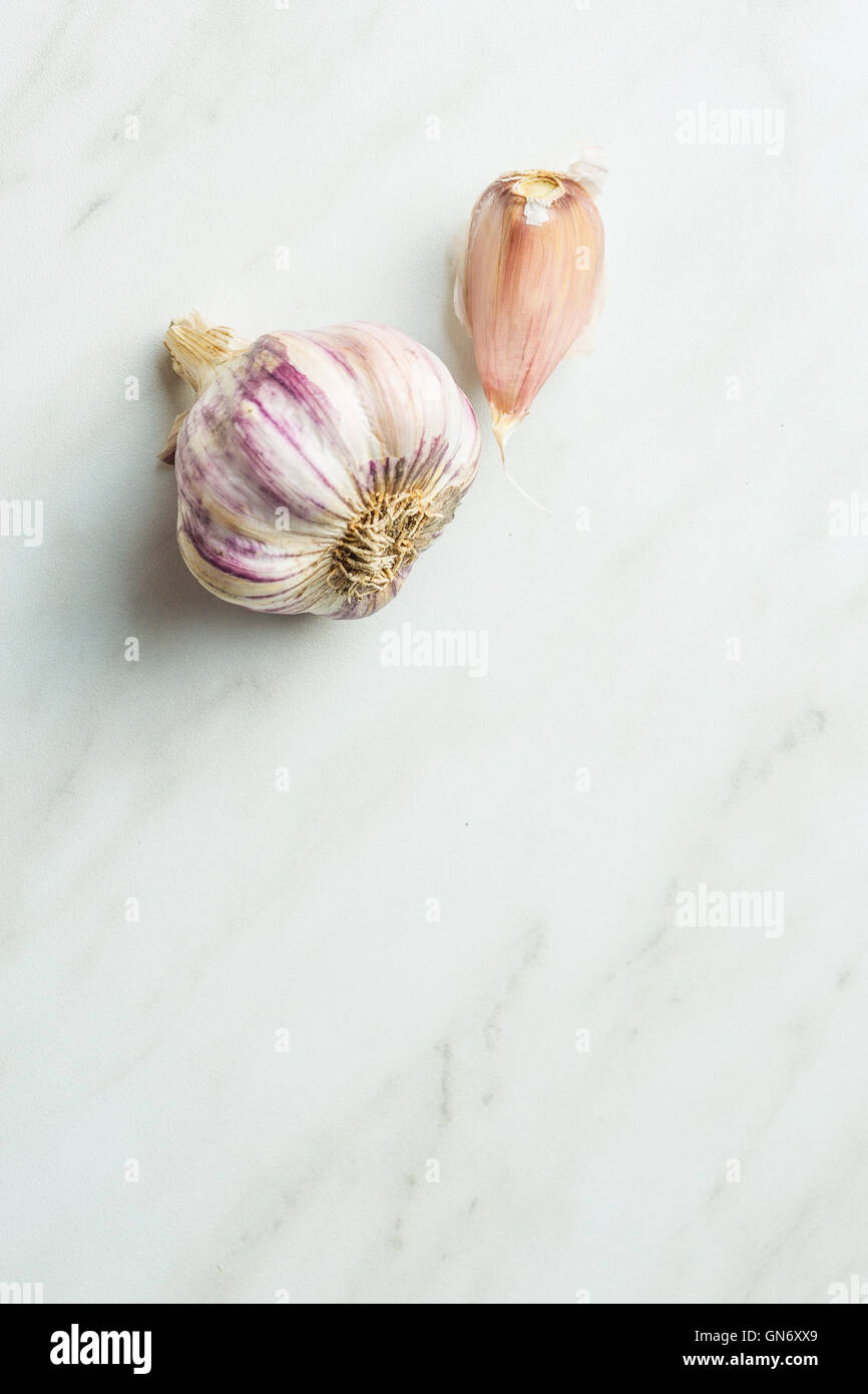 The fresh garlic on kitchen table. Top view Stock Photo - Alamy