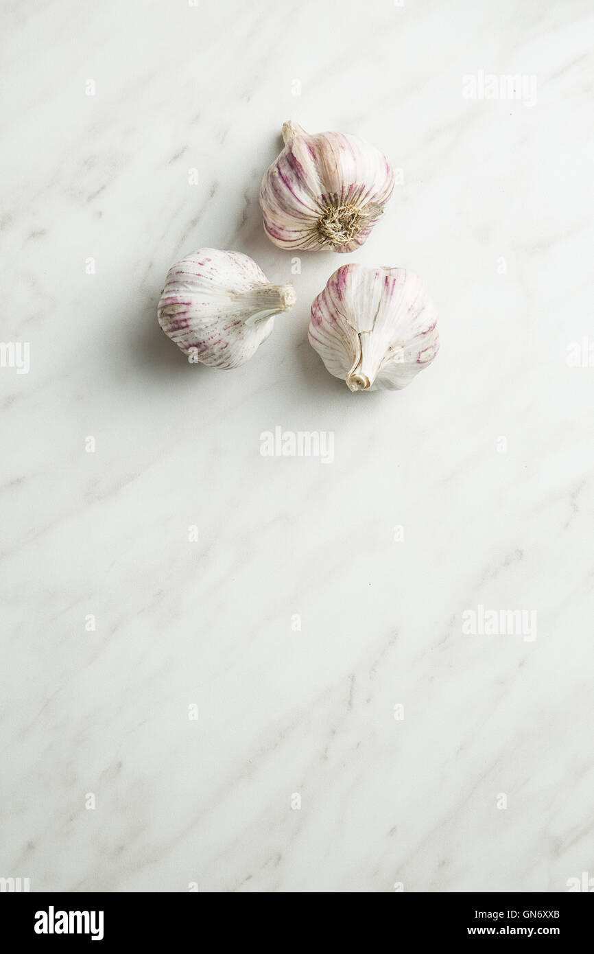 The fresh garlic on kitchen table. Top view Stock Photo - Alamy