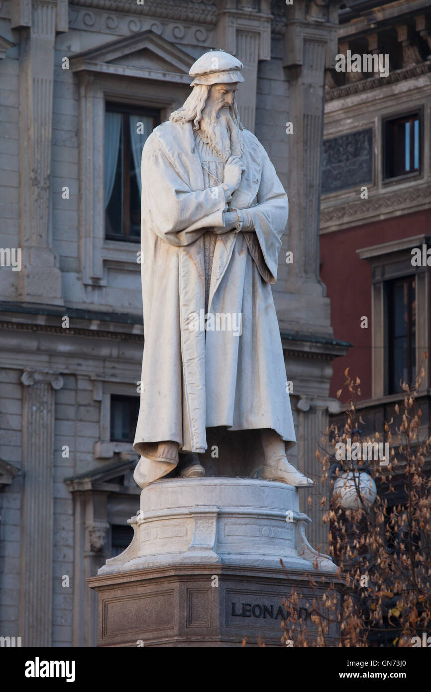 Monument to Leonardo da Vinci by Italian sculptor Pietro Magni completed in  1872 in Piazza della Scala in Milan, Lombardy, Italy Stock Photo - Alamy