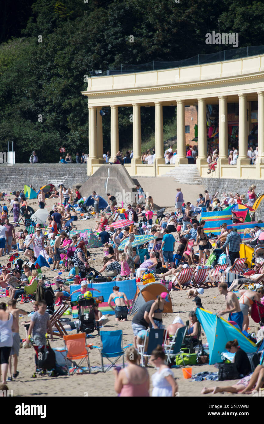 A Busy Whitmore Bay Traditional UK Holiday Beach At Barry Island, South ...