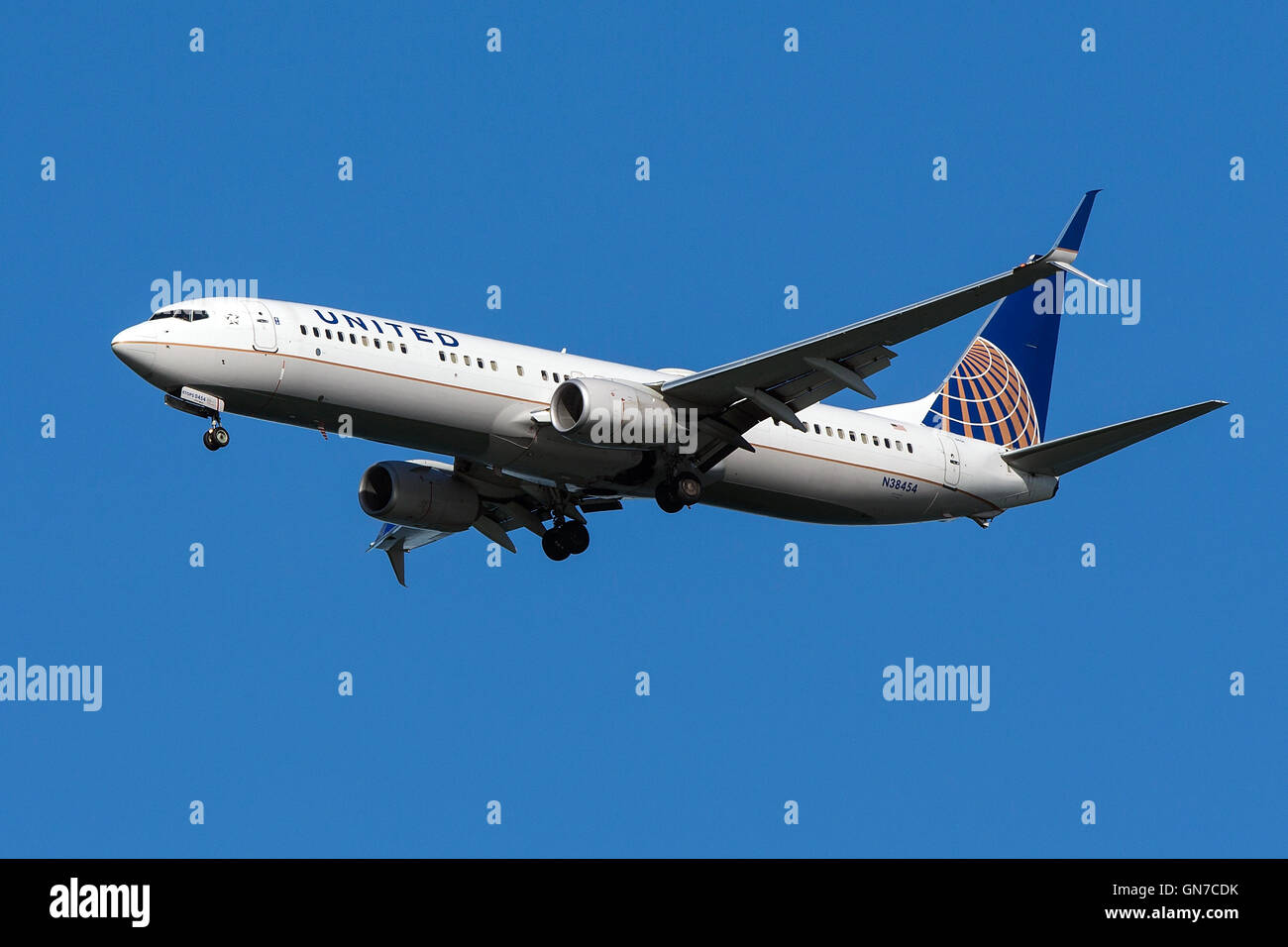 United Airlines Boeing 737-924ER (registration N38454) approaches San Francisco International Airport (SFO) over San Mateo, California, United States of America Stock Photo