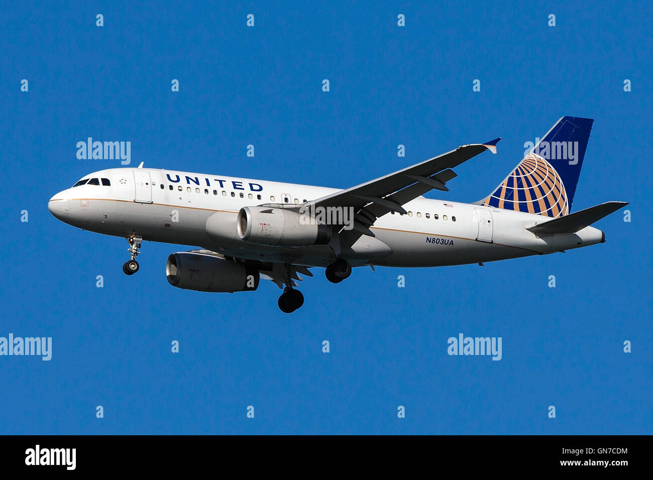 United Airlines Airbus A319-131 (registration N803UA) approaches San Francisco International Airport (SFO) over San Mateo, California, United States of America Stock Photo