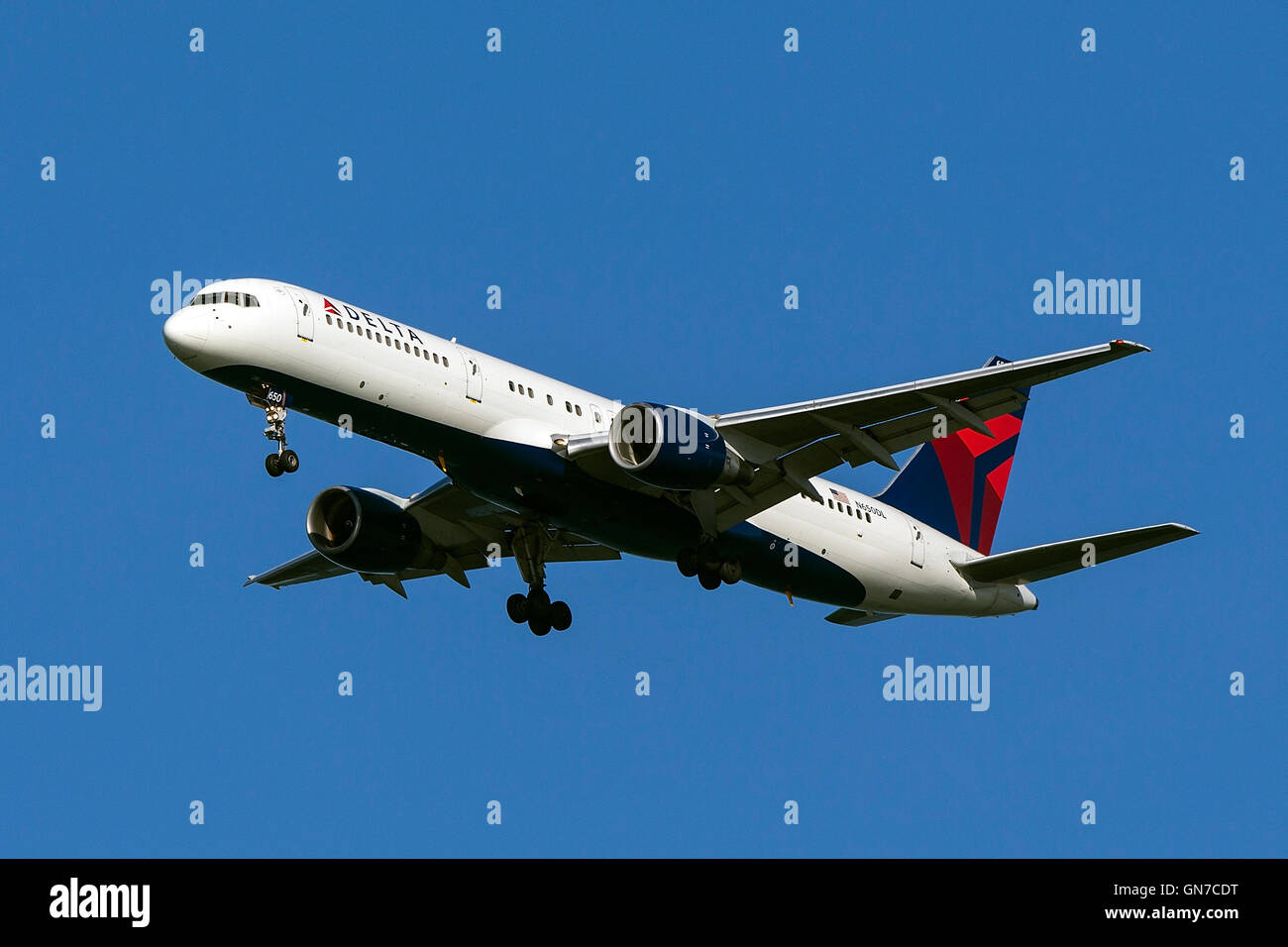 Delta Airlines Boeing 757-232 (registration N650DL) approaches San Francisco International Airport (SFO) over San Mateo, California, United States of America Stock Photo