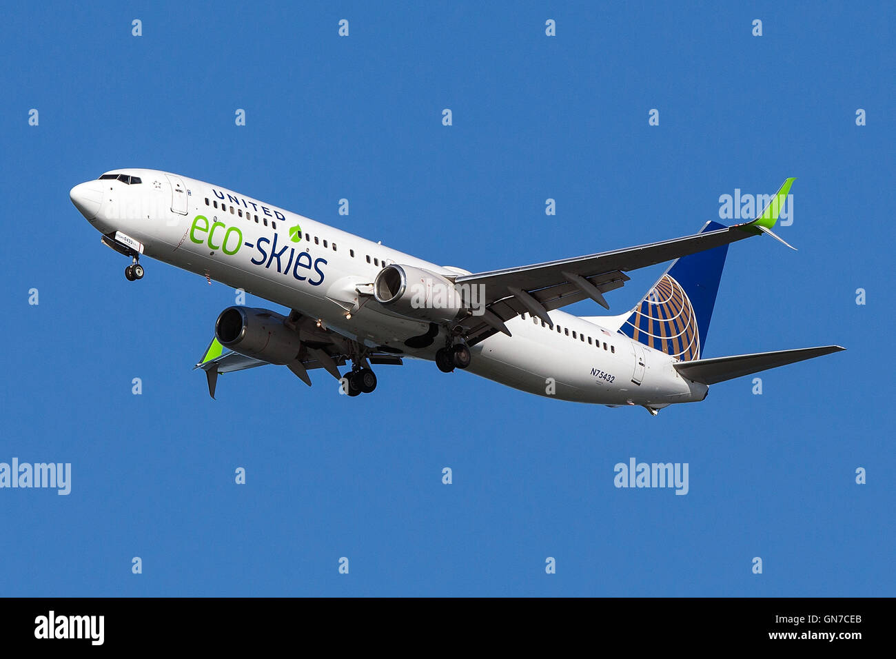 United Airlines Boeing 737-924ER (registration N75432) with eco-skies livery approaches San Francisco International Airport (SFO) over San Mateo, California, United States of America Stock Photo