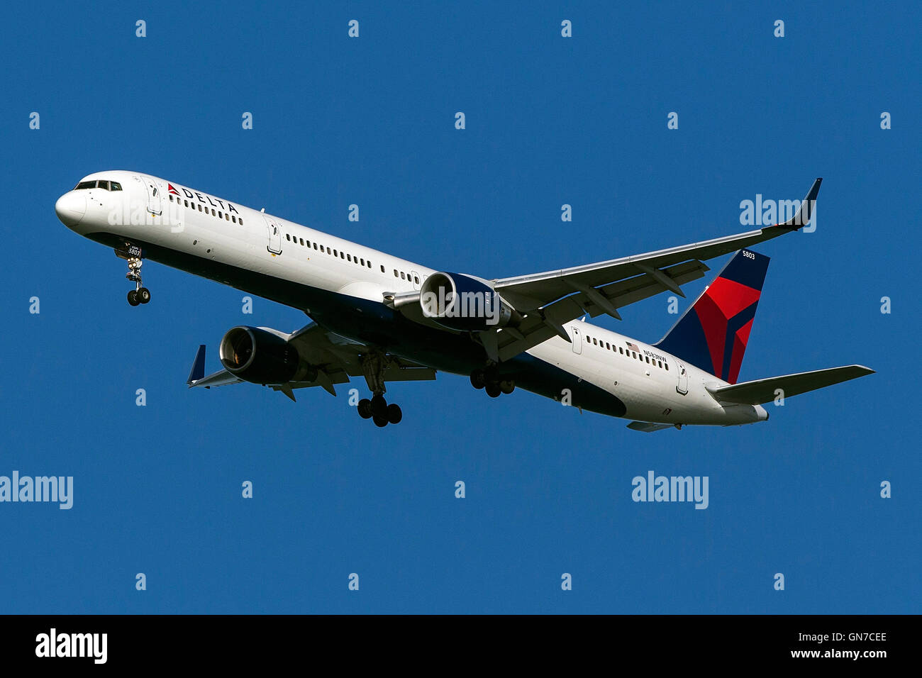 Delta Airlines Boeing 757-351 (registration N583NW) approaches San Francisco International Airport (SFO) over San Mateo, California, United States of America Stock Photo