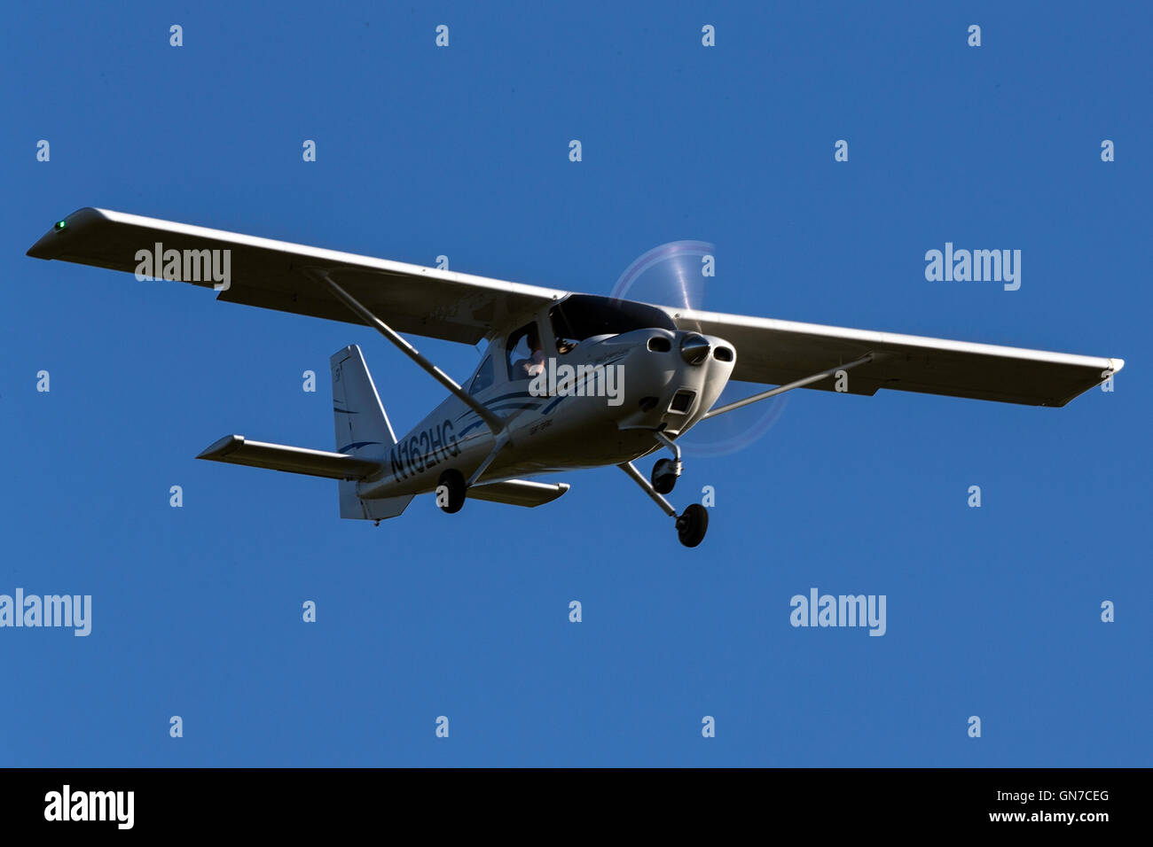 Cessna 162 Skycatcher (N162HG) lands at Palo Alto Airport (KPAO), Palo Alto, California, United States of America Stock Photo