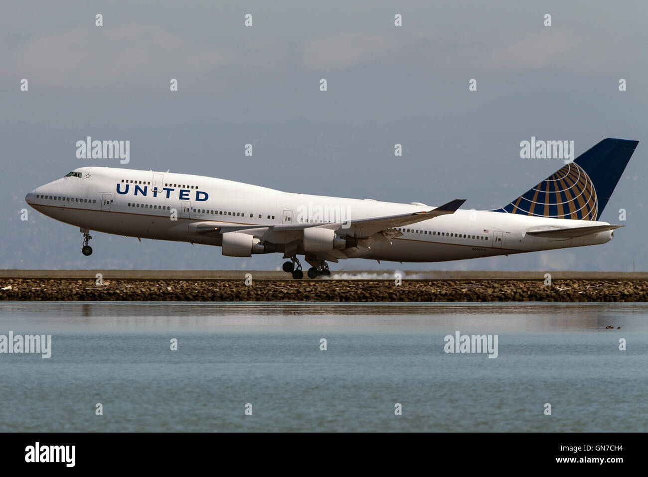 United Airlines Boeing 747-422 (N107UA) lands at San Francisco International Airport (SFO), Millbrae, California, United States of America Stock Photo