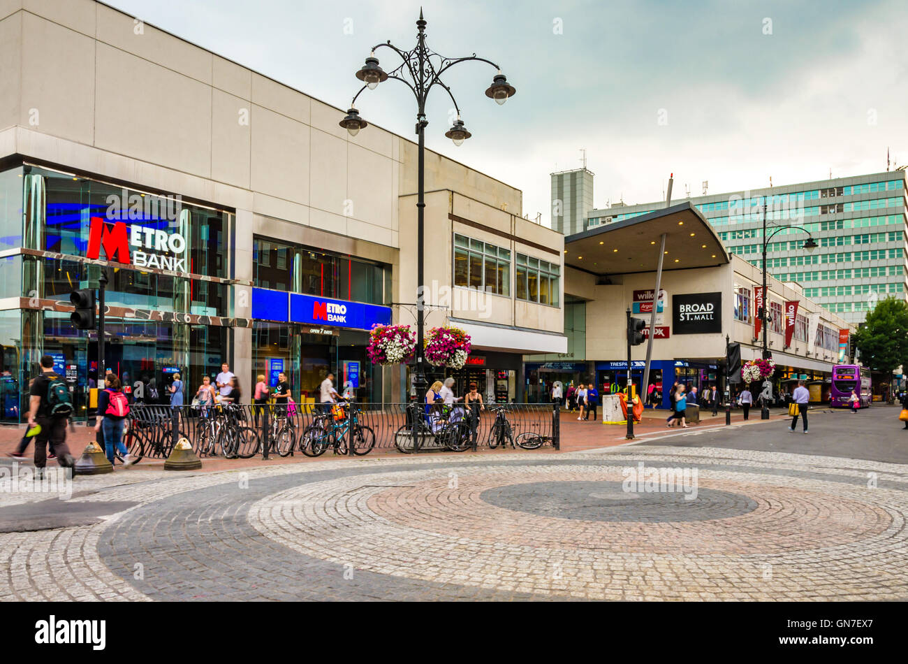 The outside of the Broad Street Mall in Reading, Berkshire Stock Photo ...