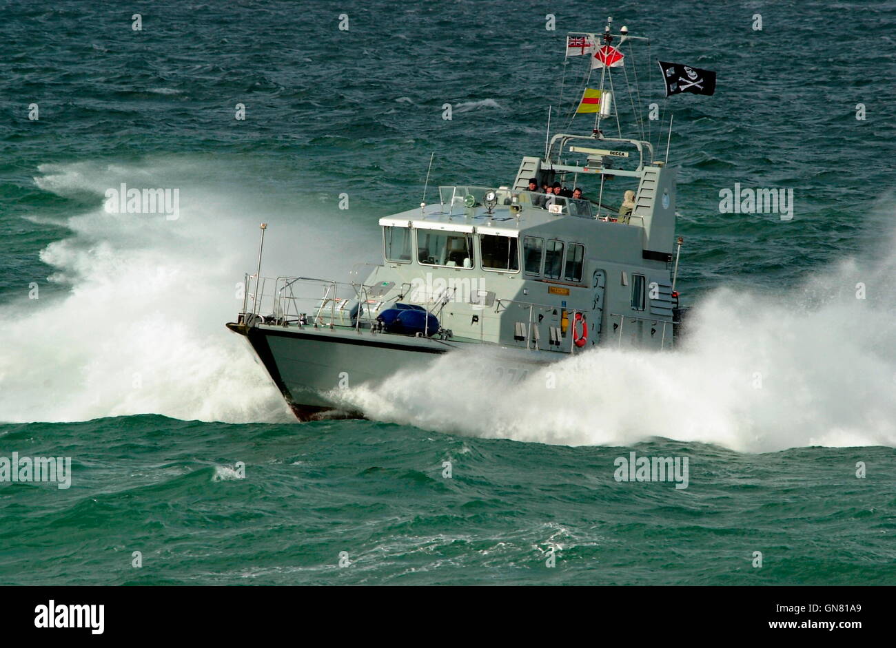 AJAXNETPHOTO. 5TH OCT, 2004. AT SEA, CHANNEL. - STAFF COLLEGE SEA DAYS P2000 TYPE FAST PATROL BOAT HMS TRACKER PLAYS THE BANDIT, APPROACHING HMS GRAFTON AT SPEED IN MOCK ATTACK..  PHOTO:JONATHAN EASTLAND/AJAX.  REF: 40510 1011. Stock Photo
