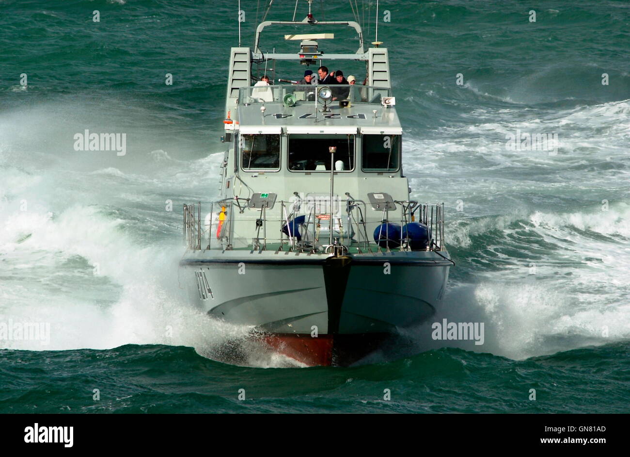 AJAXNETPHOTO. 5TH OCT, 2004. AT SEA, ENGLAND. - STAFF COLLEGE SEA DAYS. HMS TRACKER MAKES AN ATTACK ON HMS GRAFTON.  PHOTO:JONATHAN EASTLAND/AJAX.   REF: 40510 1013. Stock Photo