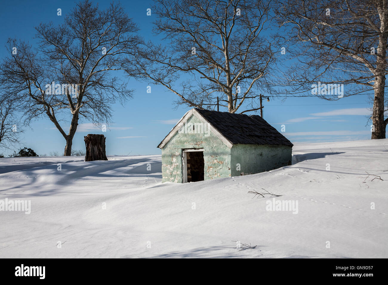 Vintage spring house exterior and blue sky snow storm scene in rural Monmouth County, New Jersey, NJ, USA, North America winter landscape house scene Stock Photo
