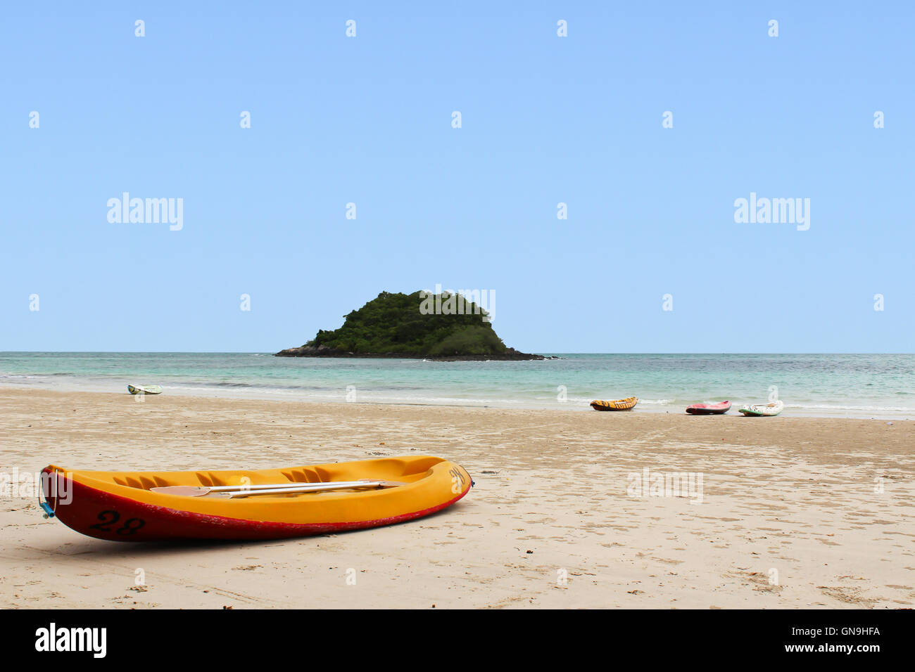 Kayaks on the tropical beach Stock Photo - Alamy